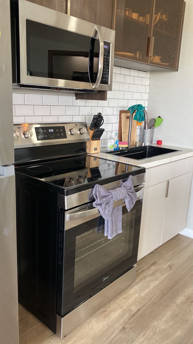 Kitchen cleaned by Garvel Cleaning Solutions during a Tulsa area turnover
